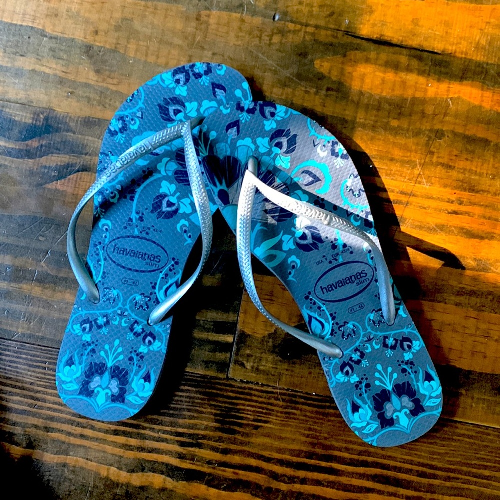 Like new silver Havaianas slim